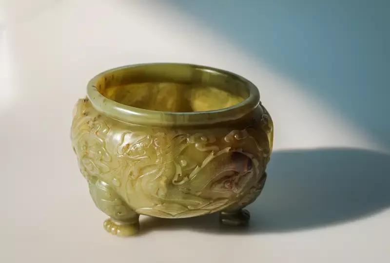 地摊上的古玉基本不可能都是真的。现在造假技术高超，像用树脂做成再染色加工，或者用