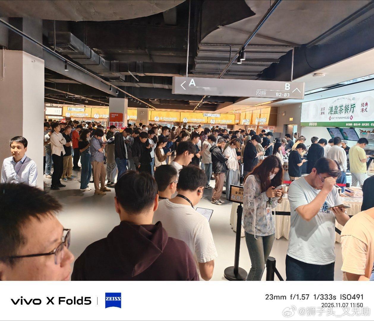 饭点了，小鹏食堂好火爆[捂脸哭]感觉在这里绝对会吃胖，比希尔顿饭店的好吃[捂脸哭]烧