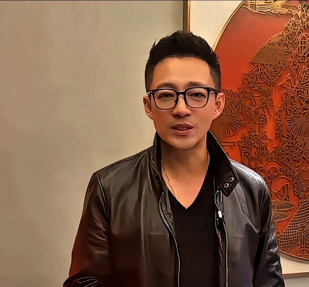 汪小菲最近访谈,他说麻六记怎么做的,大家都在想,他和妈妈的故事,成功都说自己,妈