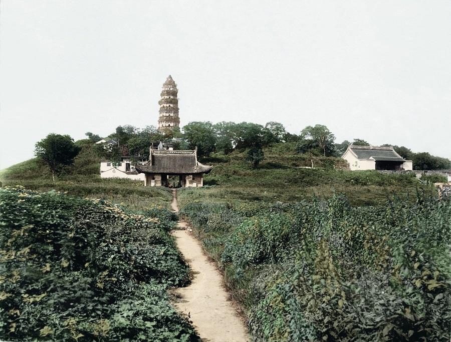 这张1900年代的老照片，是苏州虎丘！这地方可有2500岁啦，就像个“历史活化石