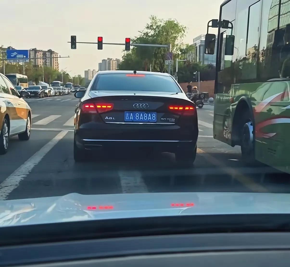 这车牌简直太逗了！明眼人一看就知道是奥迪A8，结果车主还把车牌数字重复了三遍，就