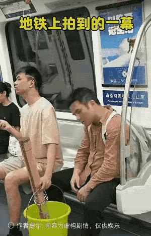 我算是看傻了，地铁上还能出这种事。一名男子坐地铁时睡着了，醒来发现头发被