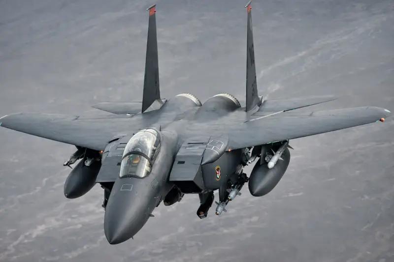 美军开始撒谎了！3月2日，一架美军F-15战机在科威特被击落，飞行员已跳伞逃生