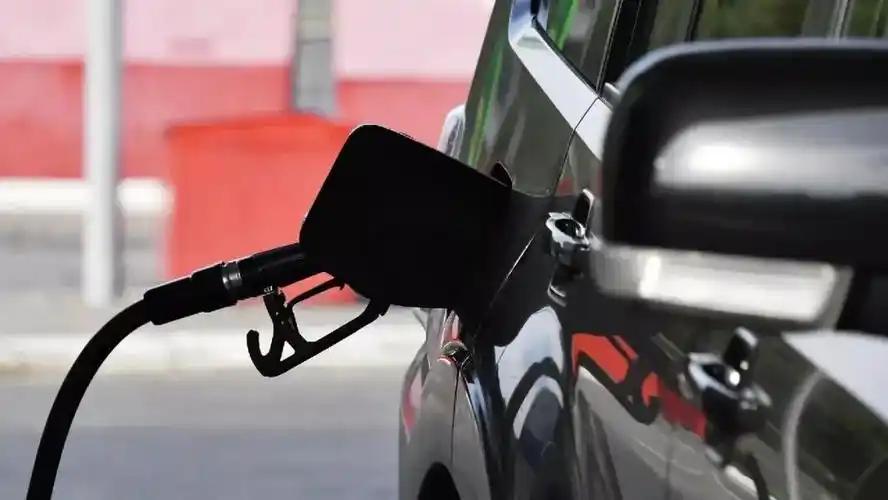 俄罗斯突然禁售汽油4个月，欧洲没事，这两个邻国先慌了。外行人以为欧洲要遭