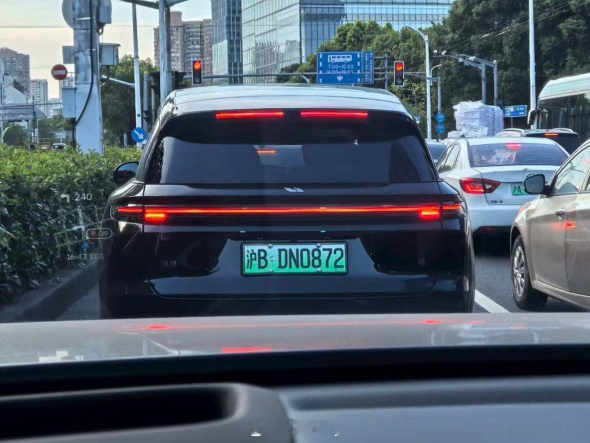 要不是D字头的绿牌，差点把理想i8看成是辆理想L7了。[doge]理想汽车新能