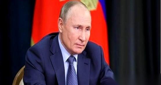 这场仗打了快三年，天平好像歪了。欧洲承诺的一百万发炮弹，年底盘点，仓库里只凑出