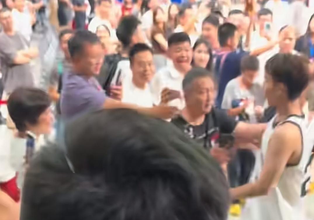 无礼貌要徐杰合照，被徐杰果断拒绝，还要强行去拦徐杰！昨晚赛后，在深圳龙华文体中