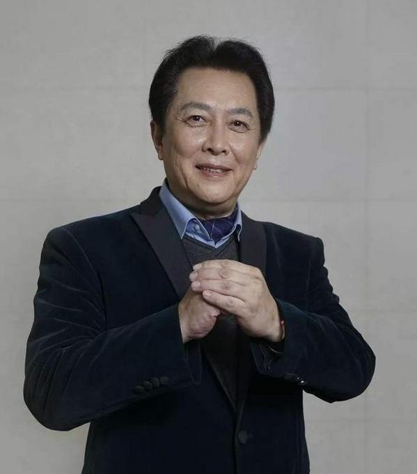 1990年除夕夜，唐国强的妻子洗完澡化完妆，穿上一身新衣，用一根绳子结束