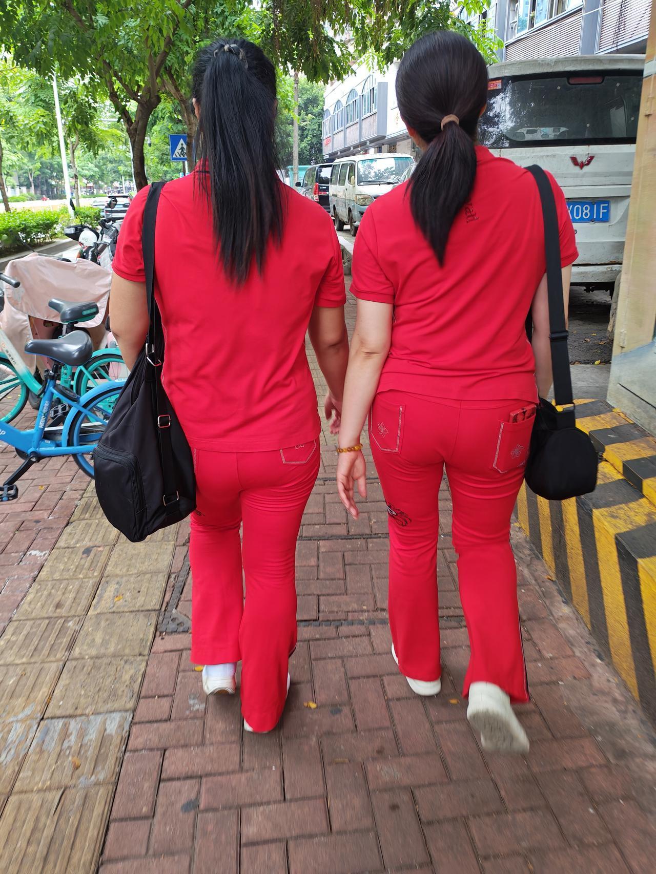 大妈穿搭，左边更受欢迎吧