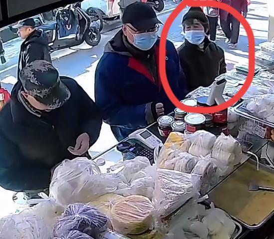 短短几分钟，老太四次出手偷早点，手法娴熟，从容不迫，就在服务员眼皮子底下。看监控