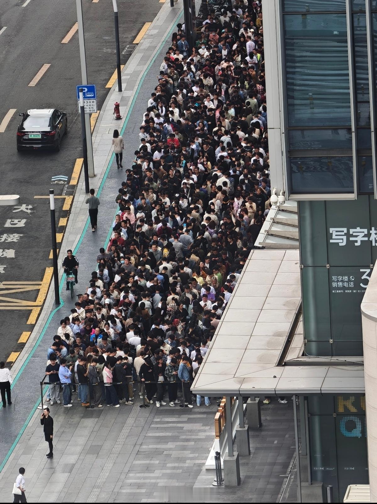 OPPO排队在发开工红包。有朋友问怎么不到工位上发，要的就是这个排队的氛围。深