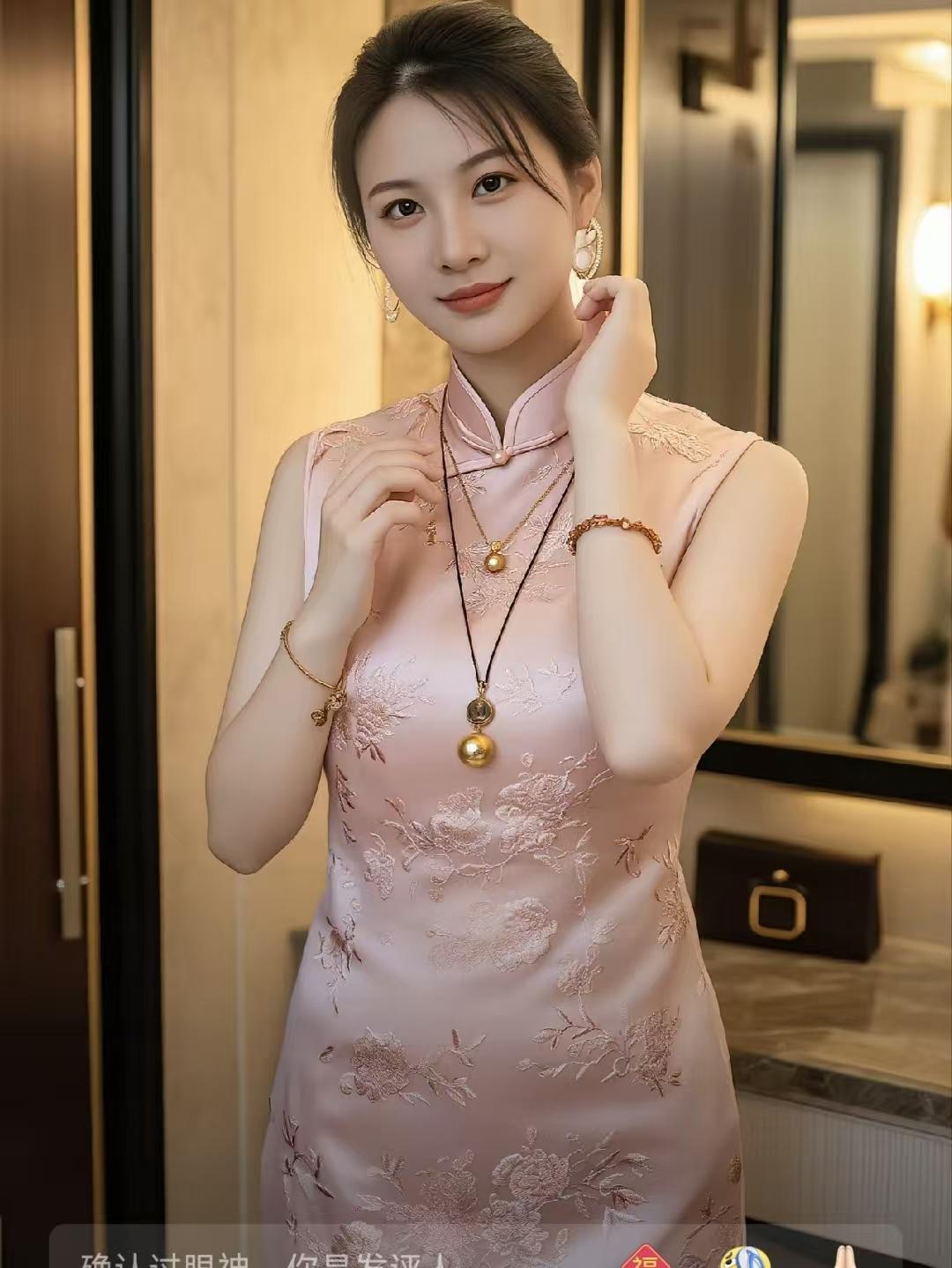 金字经·粉缎旗袍赴宴粉缎旗袍俏，绣金光影娇。宴里从容雅韵飘。邀，赴约心自