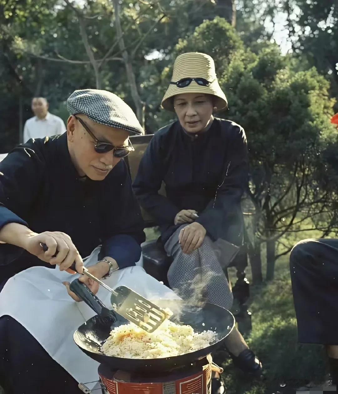 1956年蒋介石的蛋炒饭与饮食往事这张照片定格于1956年的台北郊外。照片