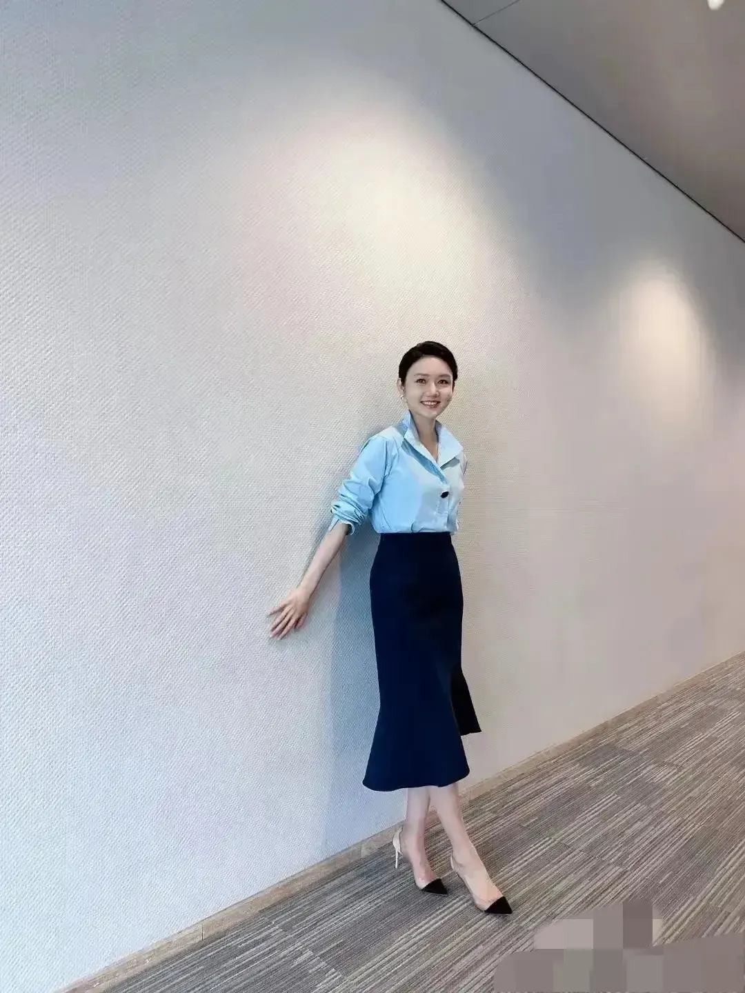 长江前浪推后浪，央视的第一美女主持人换人了，比董卿、周涛更漂亮，随便往那一站，气