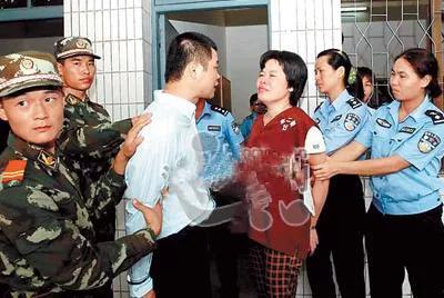 2006年，海口看守所，有一对犯人夫妻，生离死别的一幕，从照片中我们可以看到，被