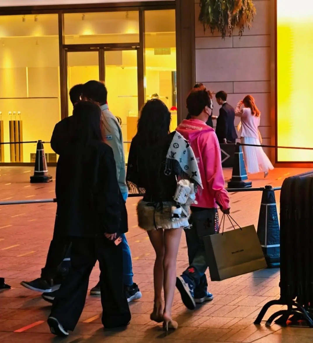 37岁王思聪带女友懒懒在香港逛街购物，还到一家餐馆吃面条，他穿着粉红色上衣，身材