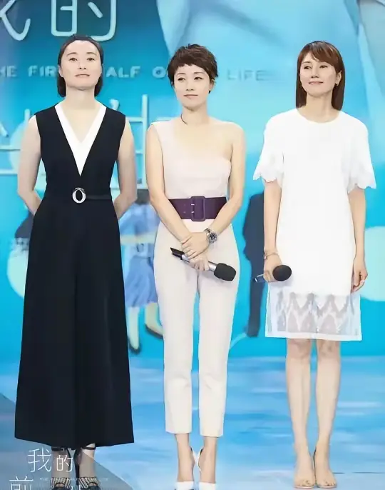 知道这三个美女是谁吗？我只认出中间那个