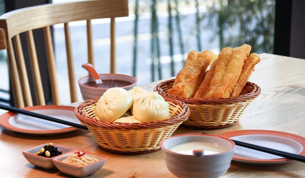美女在小区门口租了一间商铺开了一个早餐店，用了两招，一年时间就给女儿买了一套学区