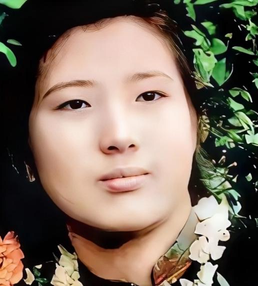 1955年，武汉女大学生吴明珠，放弃了城里的工作，趁父母不注意，连夜逃往新疆，父