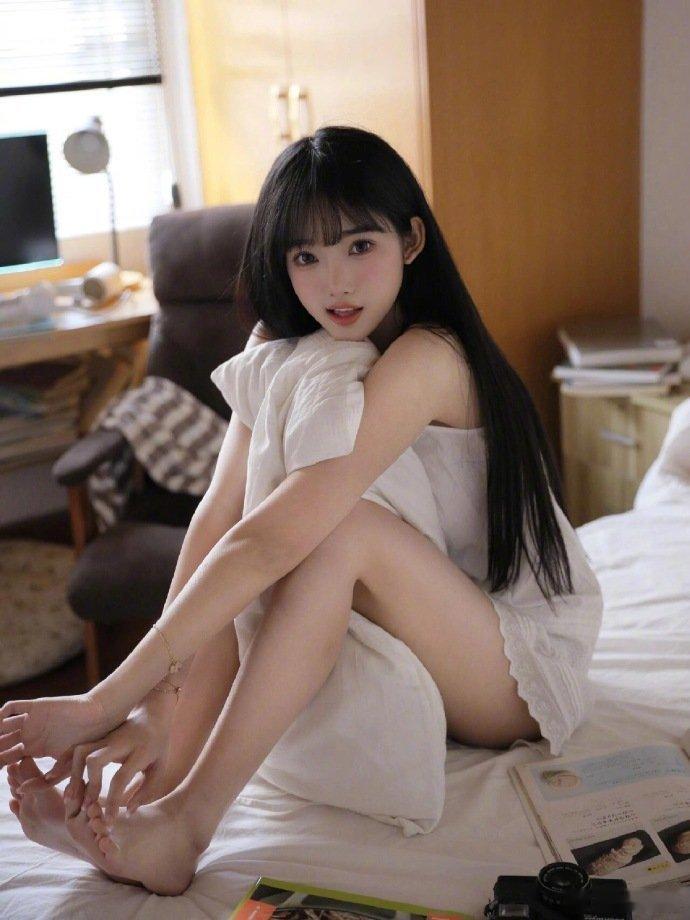 林俊杰官宣恋情林俊杰女友七七，22岁华裔网红，两人相差21岁