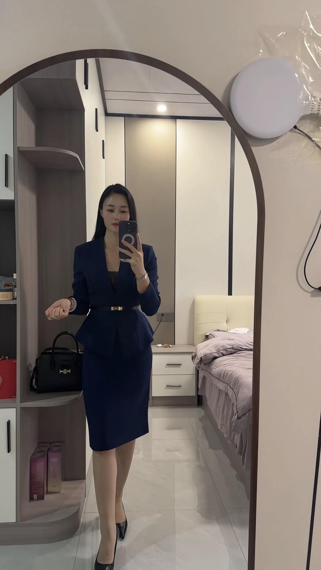 优雅职场穿搭，蓝色西装裙搭配高跟鞋，自信满满！