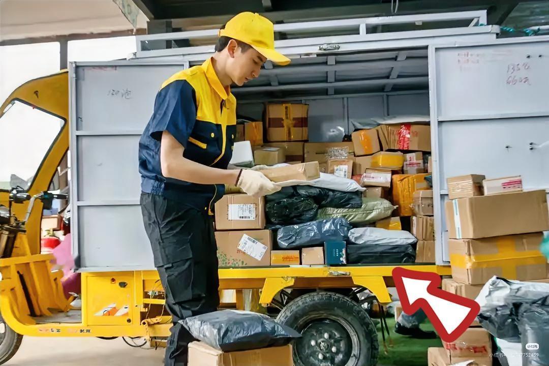 38岁转行送快递，干了半年我想通了。昨天分拣包裹时，隔壁车的小哥跟我吐槽