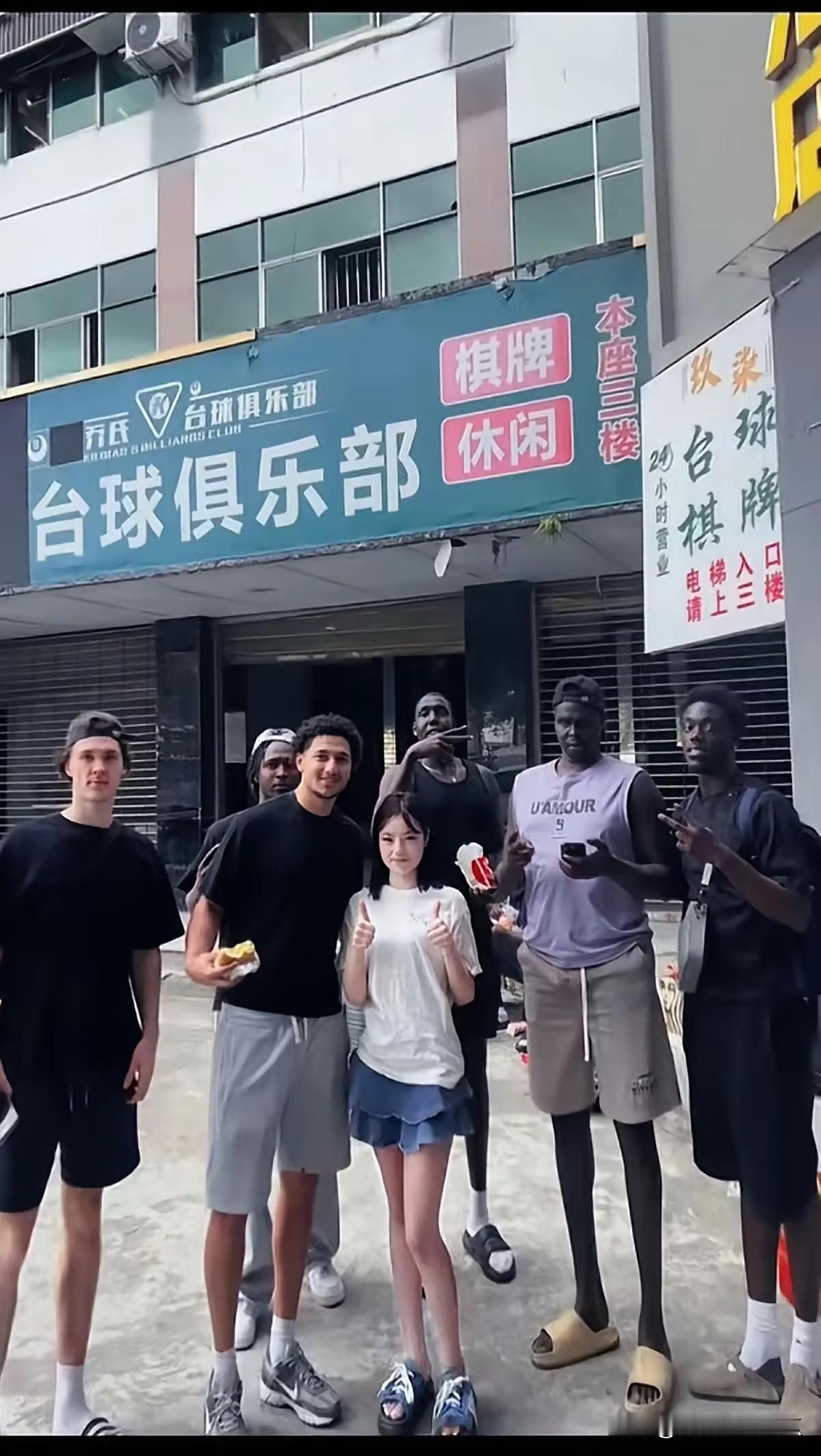 她是怎么做到一脸自豪合照的啊？[捂脸哭][捂脸哭][捂脸哭]