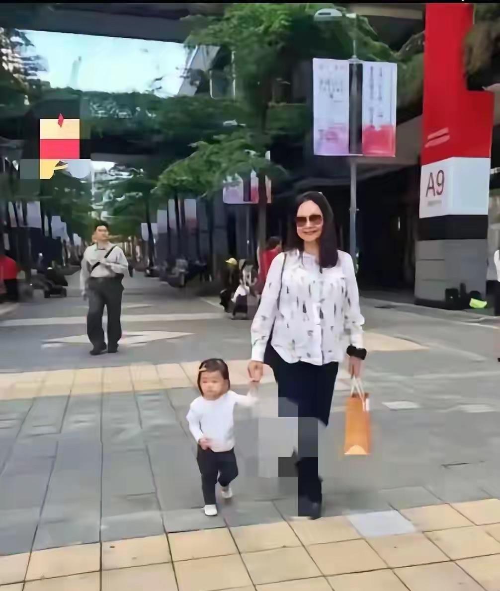黄春梅又晒外孙照片，网友炸锅了！这次不仅发了玥儿的正面照，更让人无语的是，还是