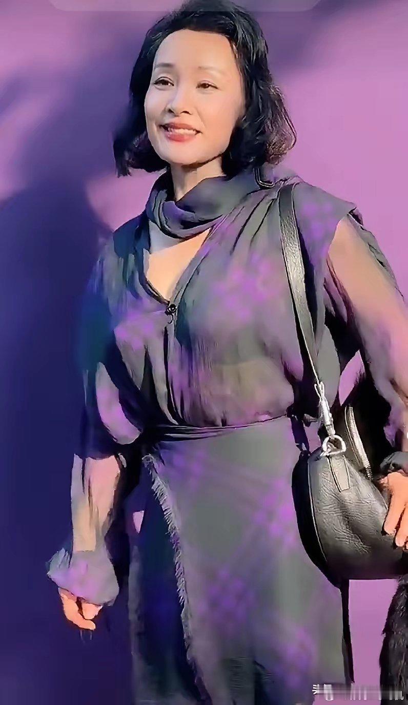 是不是一件很奇怪的事情。一个18岁就选择美国，并成为了真正美国人的女明星，为什么