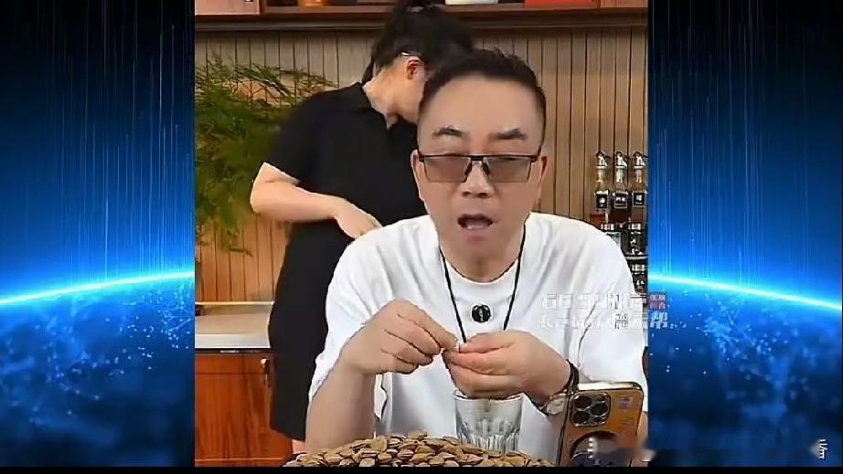 有一回杨议直播时，有个黑粉冒出来说：“你卖的那些东西，白送我我都不要。”杨议立刻