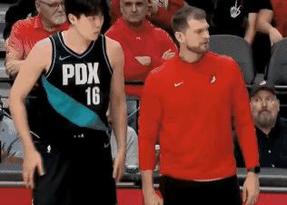 斯普利特扶正杨瀚森的心思藏不住了……罗威被摆上货架，即使他近5场拼到数据亮眼，投