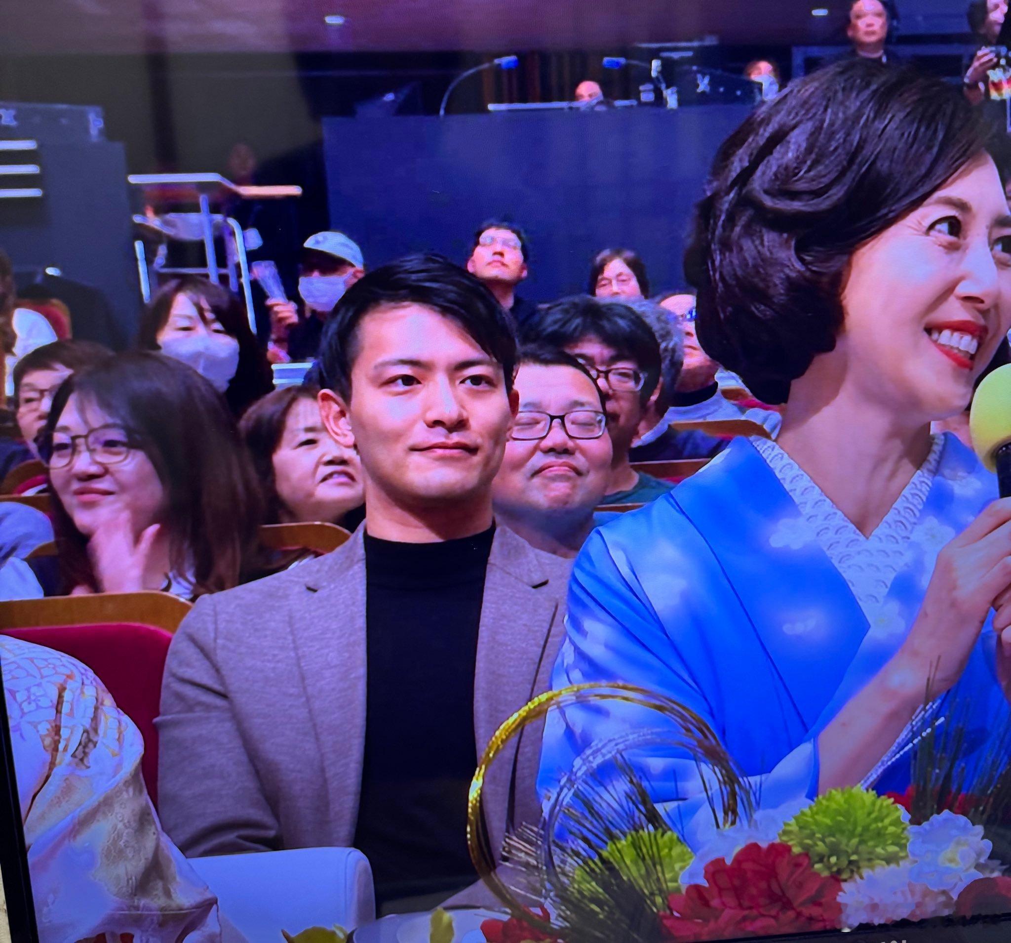 笑了。松岛菜菜子后面帅哥还没敲定是谁。现在帅哥后面那男的又被大伙盯上了，说他闭眼