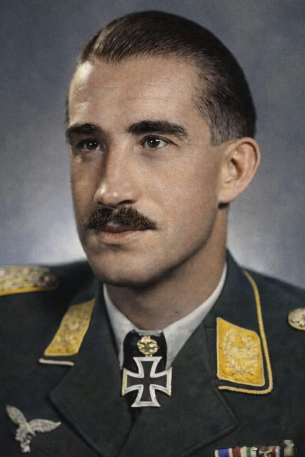 阿道夫·加兰德的双眼炯炯有神，甚至可以说有些独特，而这背后是有原因的。1935年