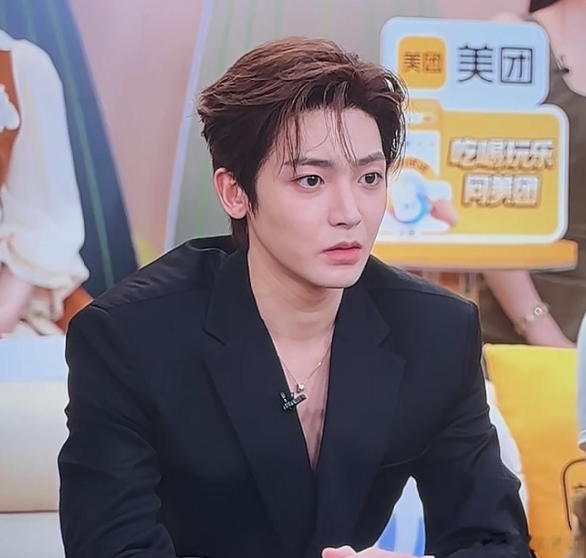 开麦问美团吃喝玩乐都安排侯明昊歌声和脸一样能打恭喜侯明昊斩获小组第一顺利晋级！立