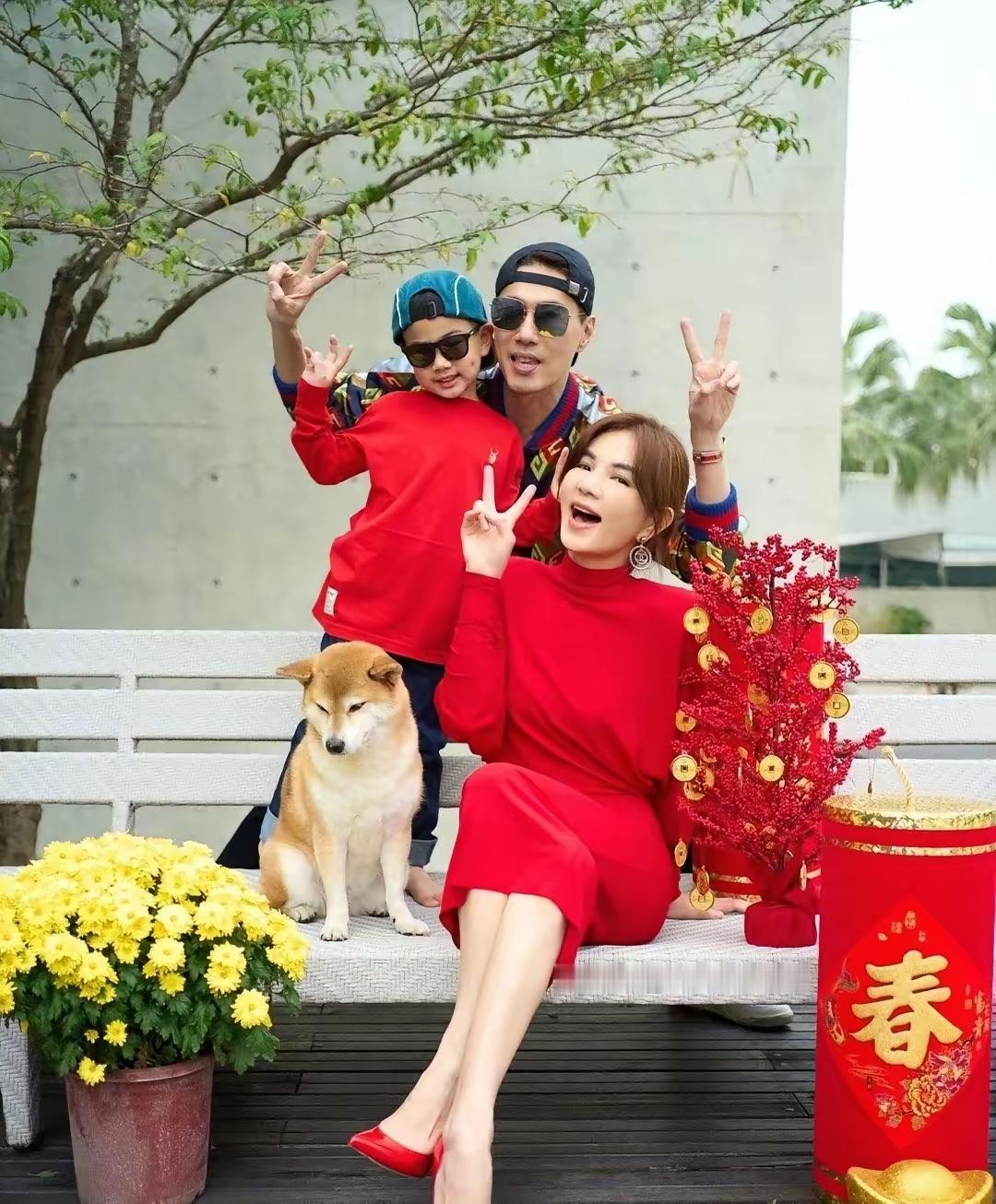 Ella才是SHE里最为漂亮、最为幸福的。婚前，她虽是以假小子形象示人，却有着独