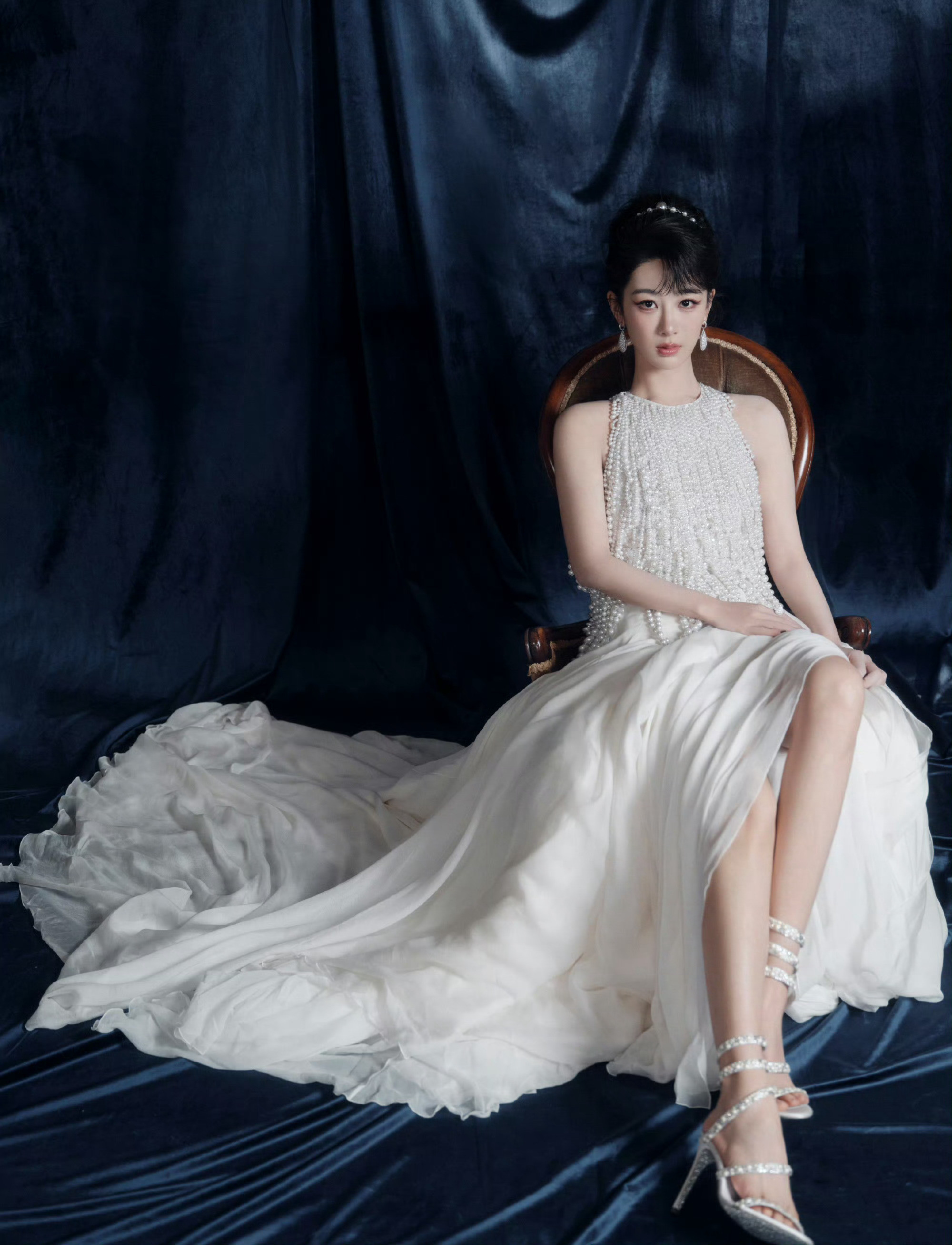 杨紫沙砾入贝2025年是演员杨紫收获满满的一年，何惟芳与国色芳华被观众被奖项被大