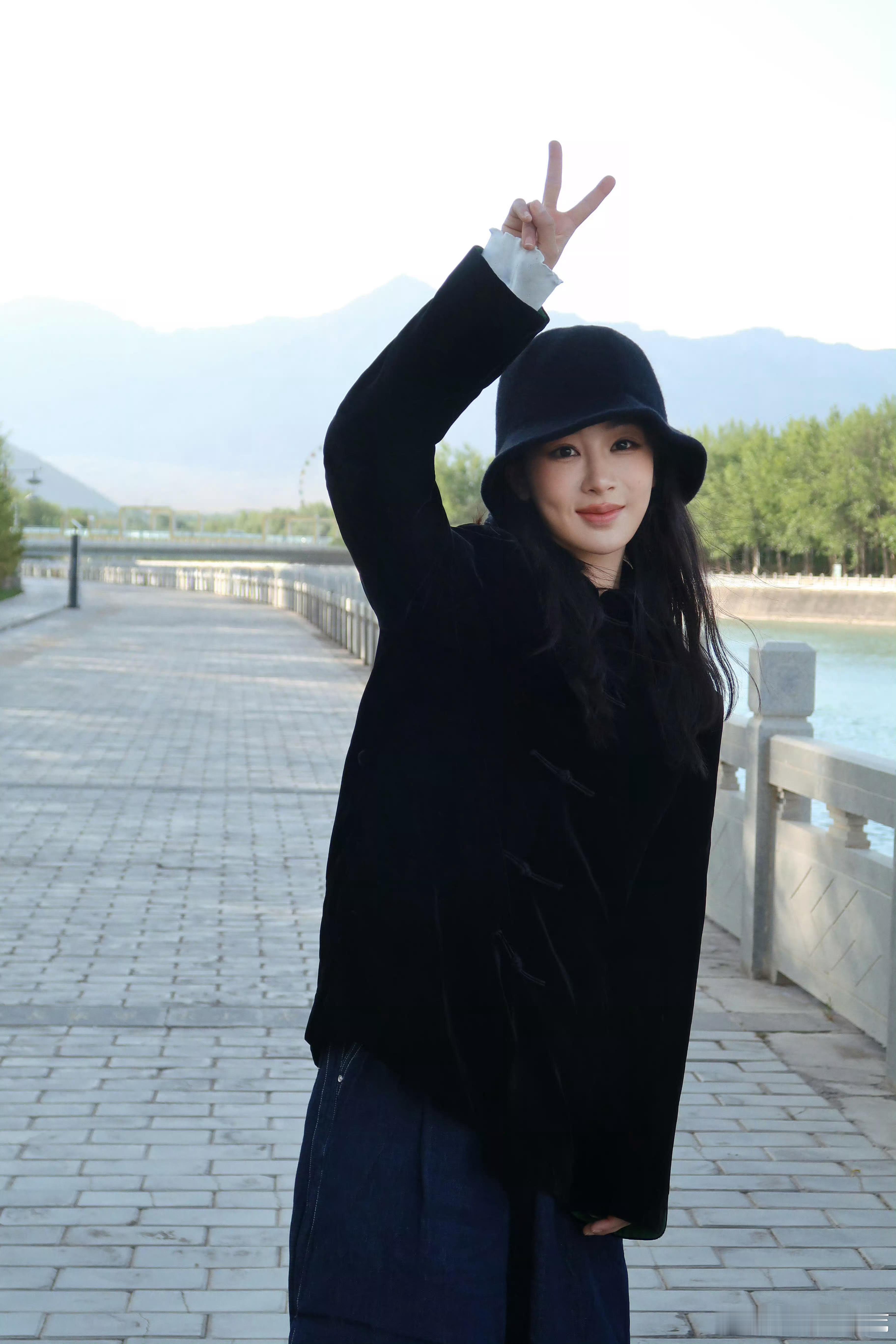 杨紫打卡广告牌杨紫新中式黑丝绒外套​​​杨紫打卡了自己的广告牌身穿新中式黑丝
