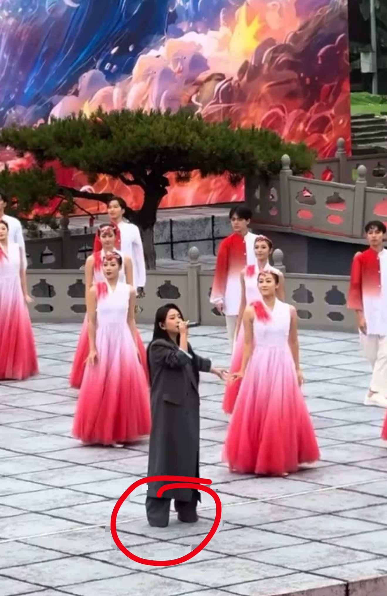 何洁这裤子一言难尽啊，是为了盖住恨天高嘛…