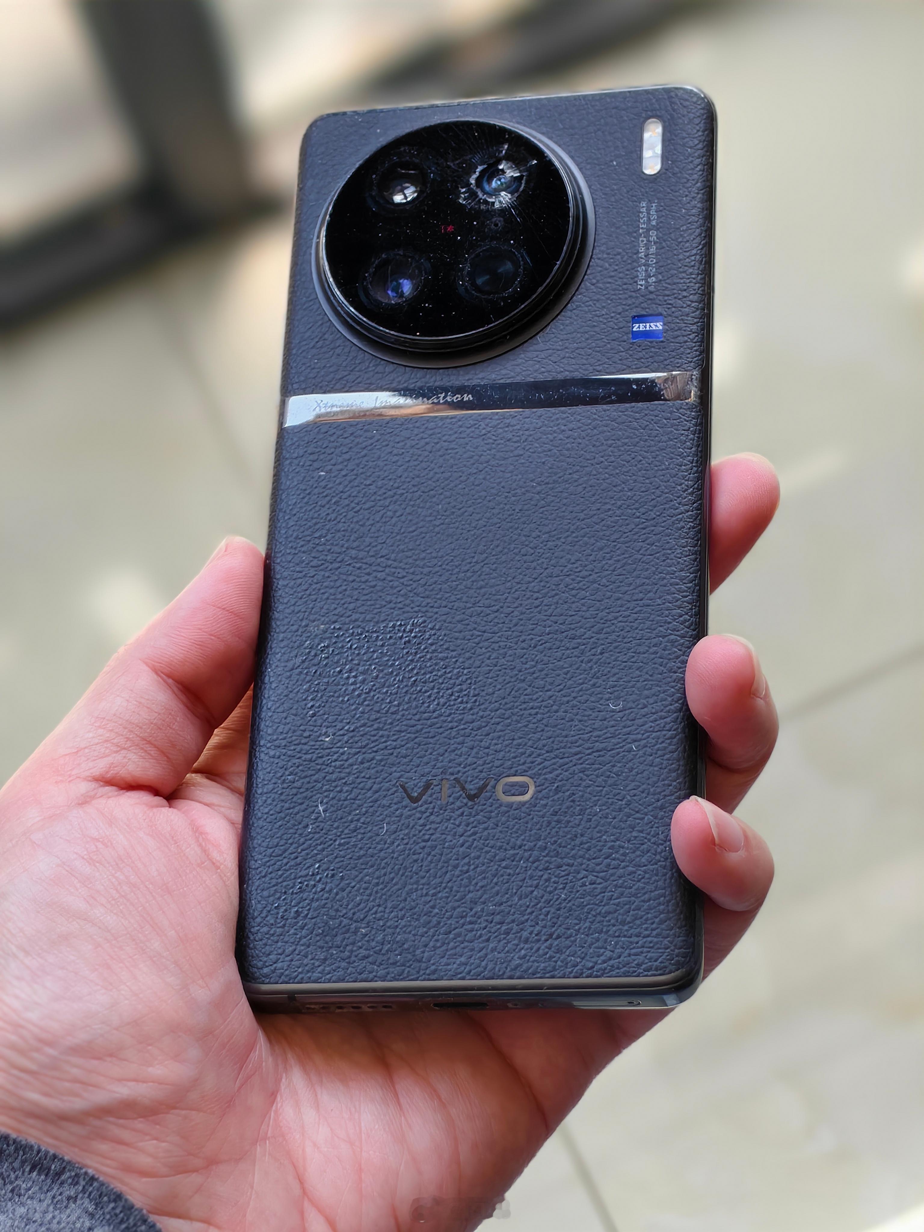 给爸妈清理下手机，发现相机镜头破成这样了，感觉是拯救了全世界吧平时一直带着手机壳