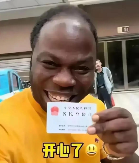一个黑人孩子上了中国户口，就能成为中国人了吗？我看未必。国内生娃上汉族户口不稀奇，但关键不在户口本上