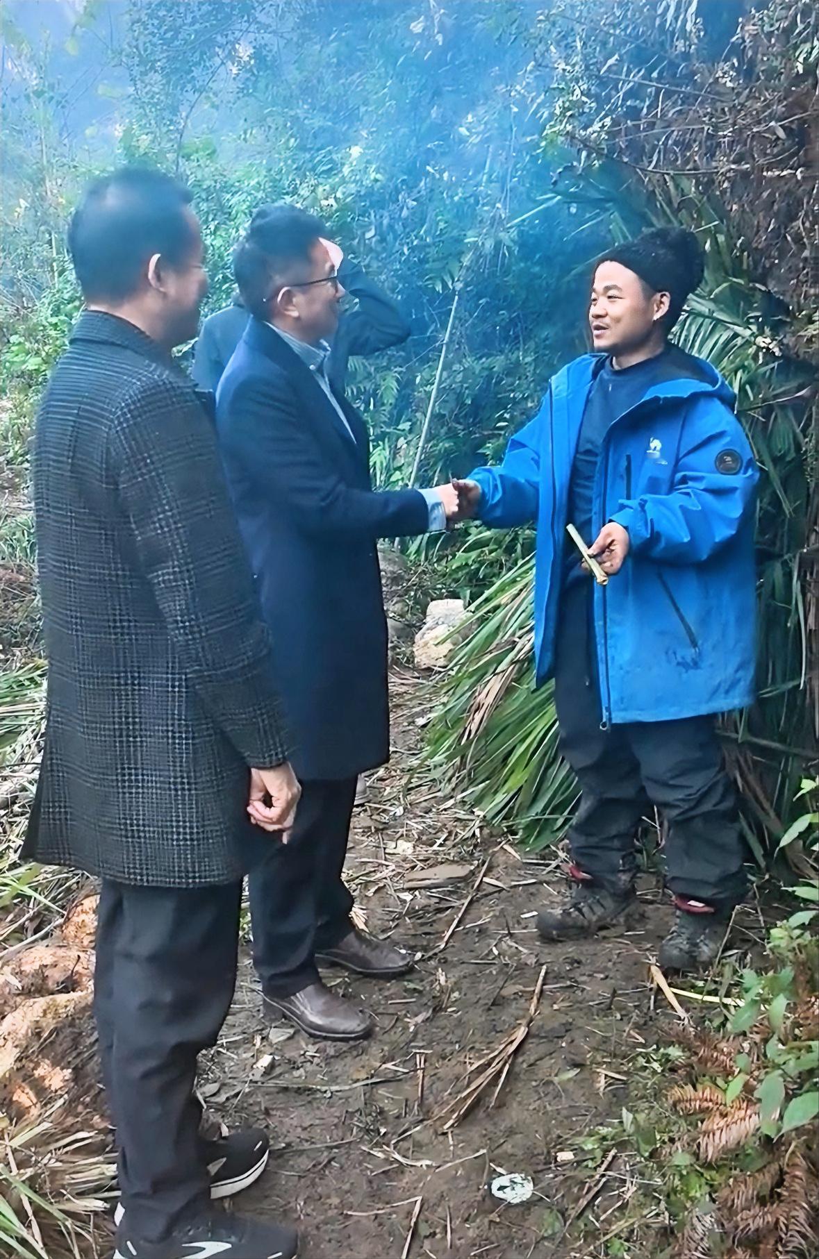 景区董事长探望荒野求生选手苗王，刀疤哥退赛后苗王最有潜力拿冠军。景区董事长带