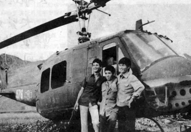 一架锈迹斑斑的越军直升机停在南航校园里，编号576，三十年没动过。它不是展品，是