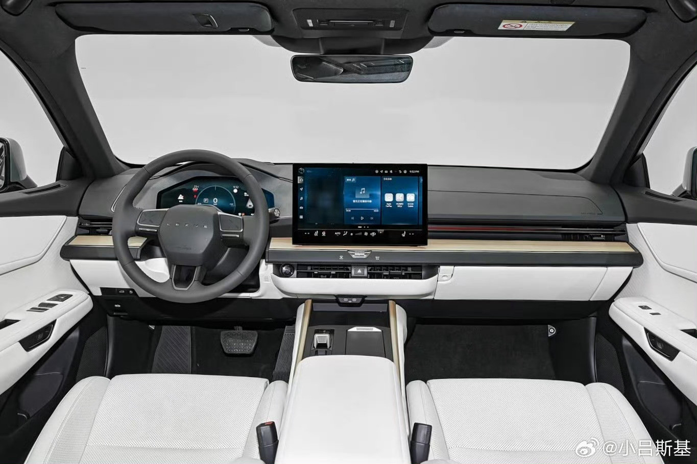 我有点惊讶这是曾经外观很优雅的雷克萨斯ES系列，新款像8万块钱的。内饰也像8万元