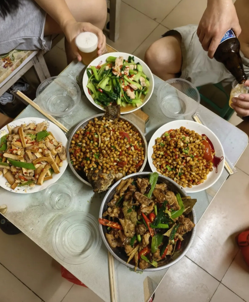 两个老乡过来了，我弄了一桌这样的家常菜配下酒菜，老乡觉得非常合适，终于吃到家乡的