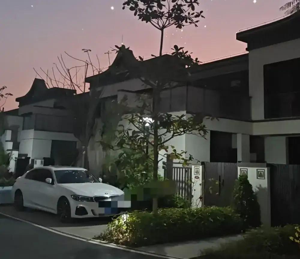 我昨天晚上在电梯里遇到一个老哥，他手提十斤装的塑料桶。我们这栋26层的楼，差不