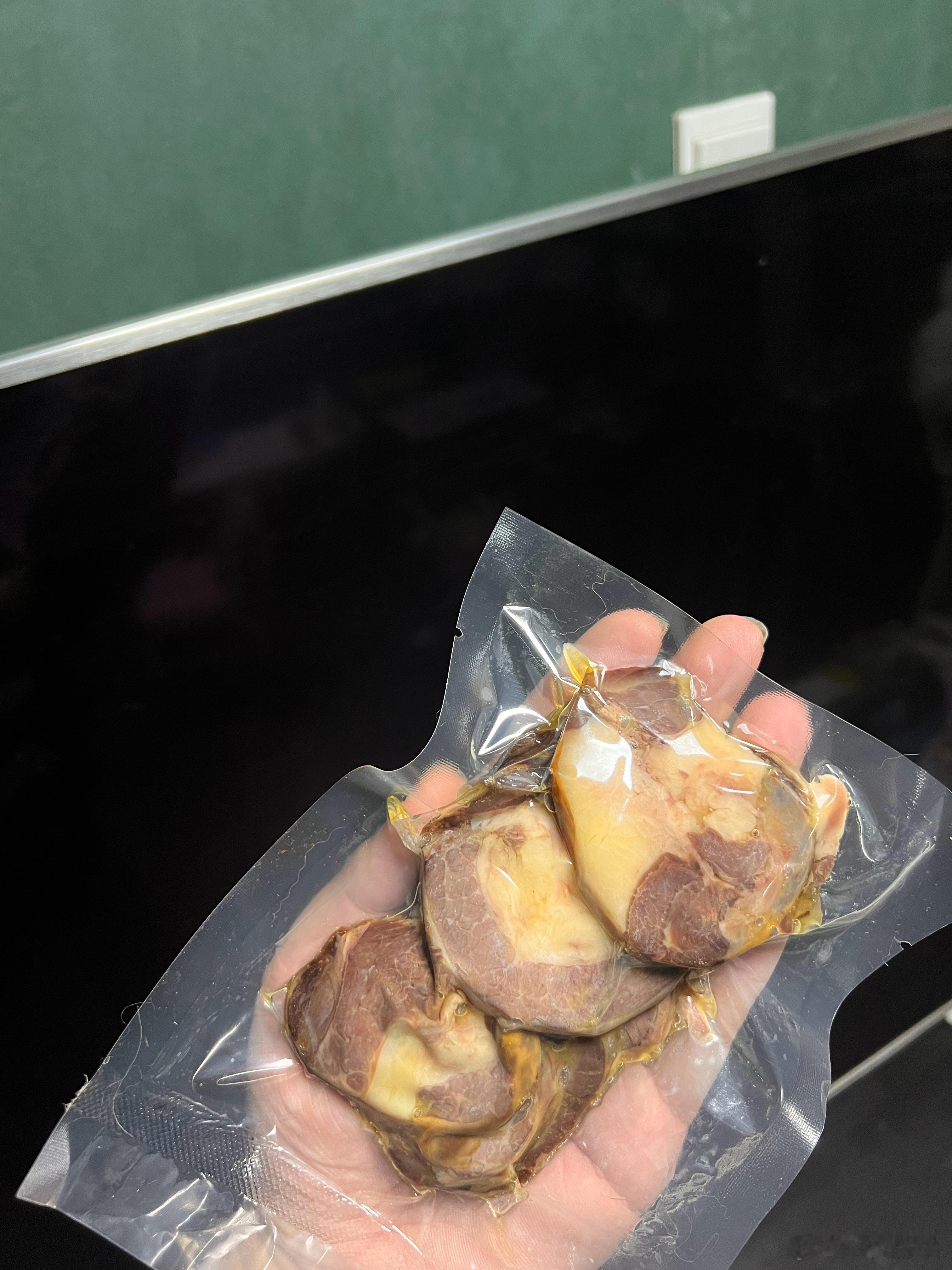 好像不是马肠子而是马肉肠，也许哈萨克族小姐姐那儿有这个俗称？有点像软嫩的牛肉干口