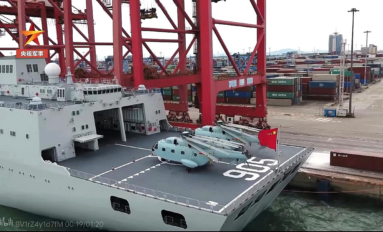 海军航母编队专用的大型补给舰905查干湖舰，飞行甲板上并排停放着两架直十八大型直