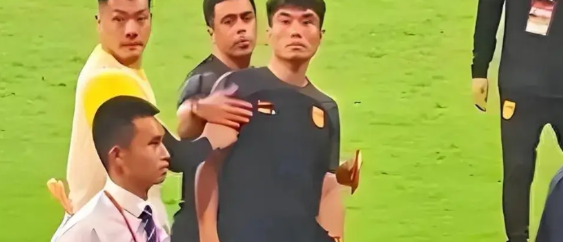 坚决反对郑智任国家队临时主帅，至于原因，咱干净利落的说，他不配。两任国足队队