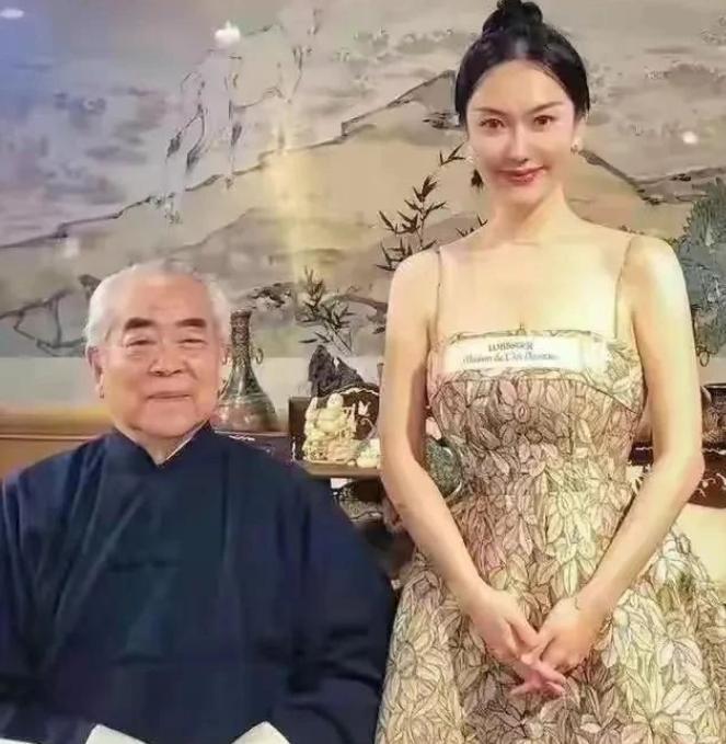 范老先生的娇妻，也是武汉大学毕业的。不说范老先生，这样的美女，没几个人忍得住不