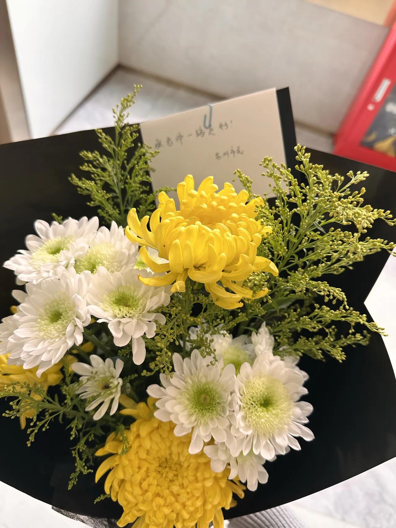 今天买了一束花去悼念张雪峰老师，送到了他公司楼下。工作人员见我是专门而来，把我领